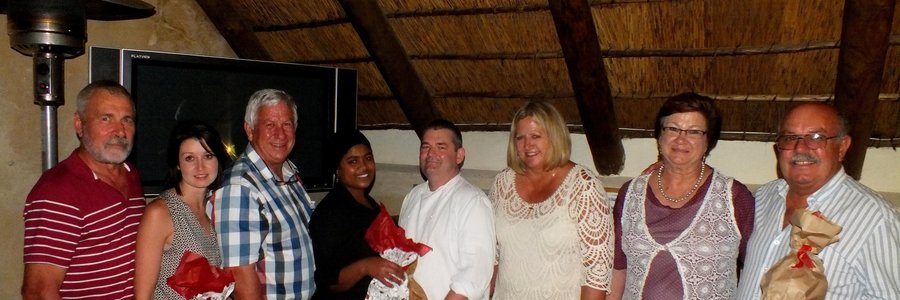  Vlnr is Johan van der Colf, Kristen Main, Almero Oosthuizen, Elizabeth Tobias, Chris Pead (sjef), Libbeth Genade, Tokkie Oosthuizen en Erhard Roothman (aanbieder)